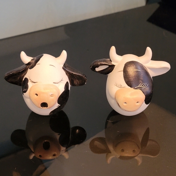 Vintage Magic Creations- Black & White Cow- Salt & Pepper Shakers - Picture 1 of 3